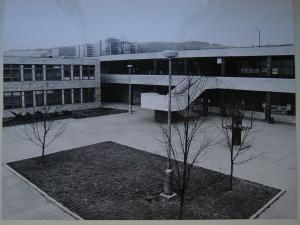 Archivní snímek budovy ZS MEDISPOL před rozsáhlou rekonstrukcí s pohledem na prostory tehdejšího Společenského centra RUBÍN